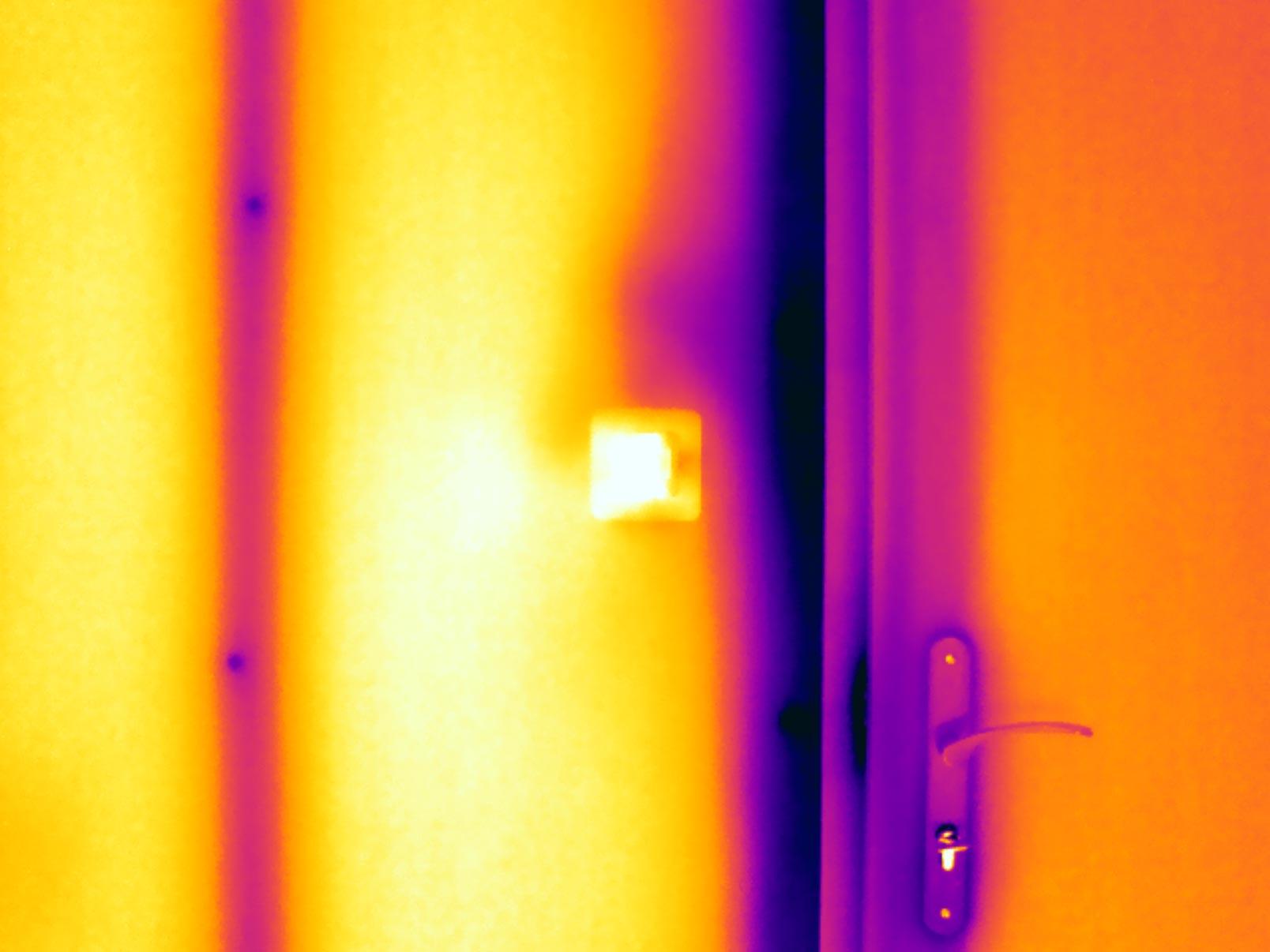 étanchéité à l'air imparfaite entre dormant de porte et doublage